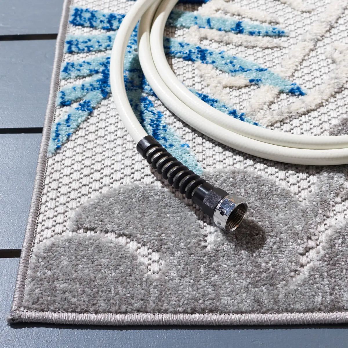 Safavieh Cabana 4'-0" x 6'-0" Rug in Grey / Blue