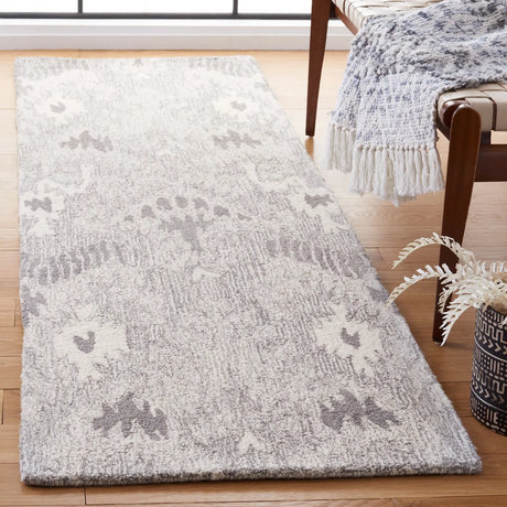 Safavieh Ikat 2'-3" x 8'-0" Rug in Grey / Ivory