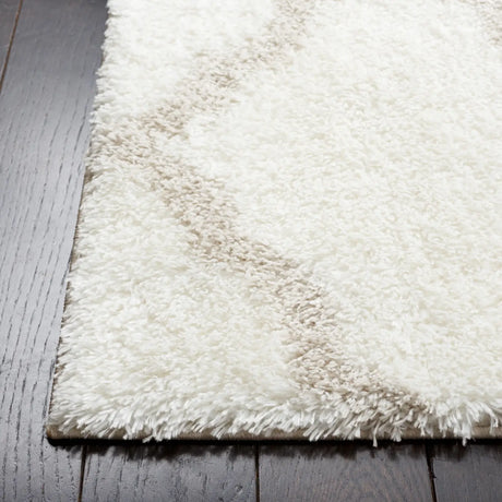 Safavieh Tahoe Shag 4'-0" x 6'-0" Rug in White / Silver
