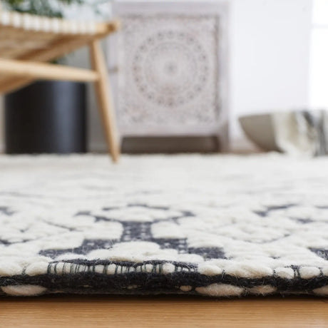 Safavieh Vermont 4'-0" x 6'-0" Rug in Ivory / Black