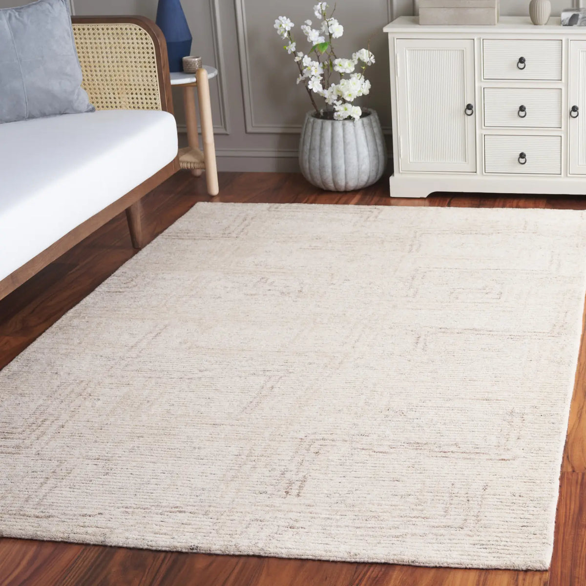 Safavieh Ebony 4'-0" x 6'-0" Rug in Ivory / Beige