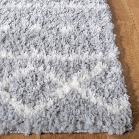 Safavieh Parma Shag 4'-0" x 6'-0" Rug in Grey / Ivory