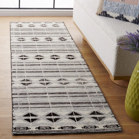 Safavieh Ebony 2'-3" x 8'-0" Rug in Ivory / Grey