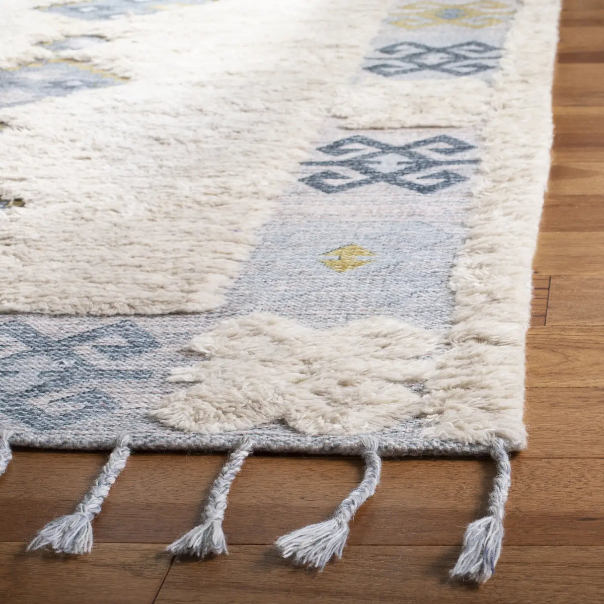 Safavieh Saffron 4'-0" x 6'-0" Rug in Beige / Blue