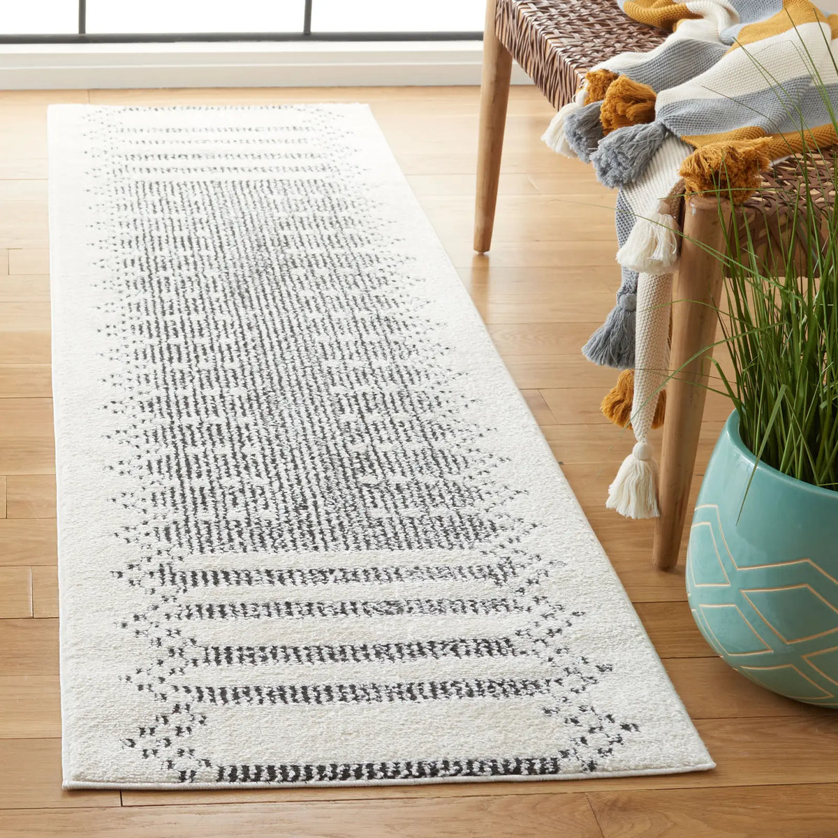 Safavieh Melody 2'-2" x 8'-0" Rug in Ivory / Black