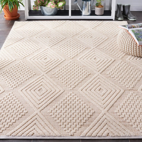 Safavieh Global 4'-0" x 6'-0" Rug in Beige / Ivory