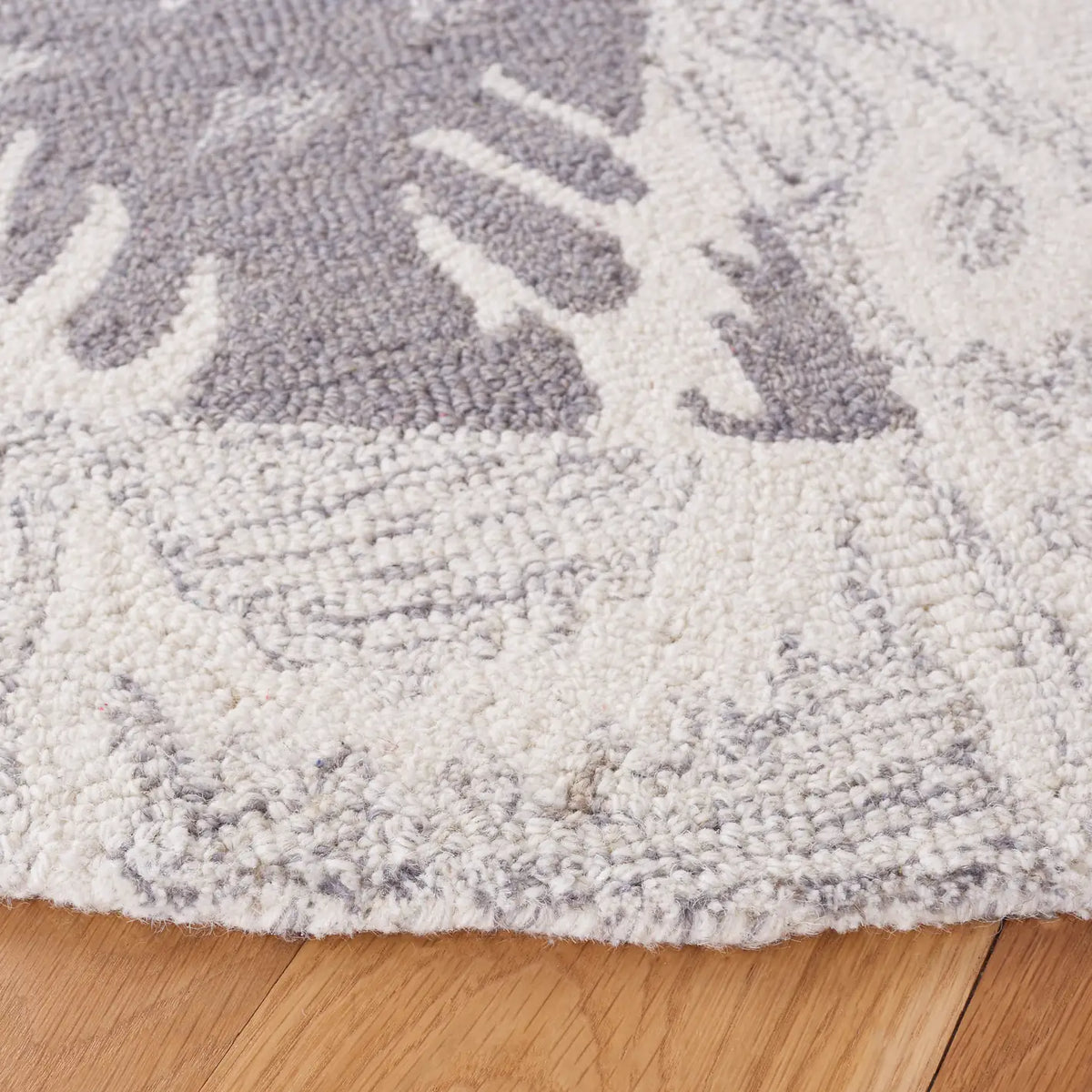 Safavieh Ikat 6'-0" x 6'-0" Rug in Light Grey / Ivory