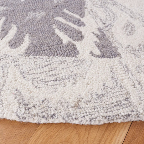 Safavieh Ikat 6'-0" x 6'-0" Rug in Light Grey / Ivory