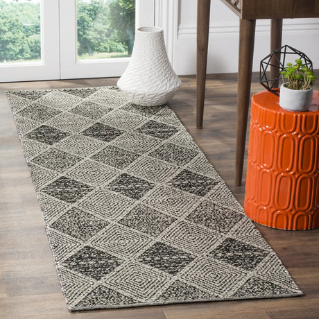 Safavieh Montauk 2'-3" x 11'-0" Rug in Black