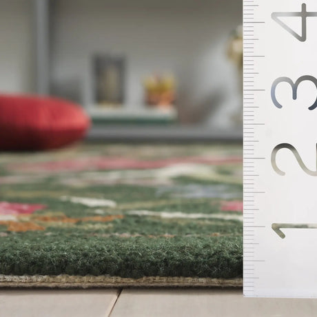 Safavieh Chelsea 3'-9" x 5'-9" Rug in Green / Pink