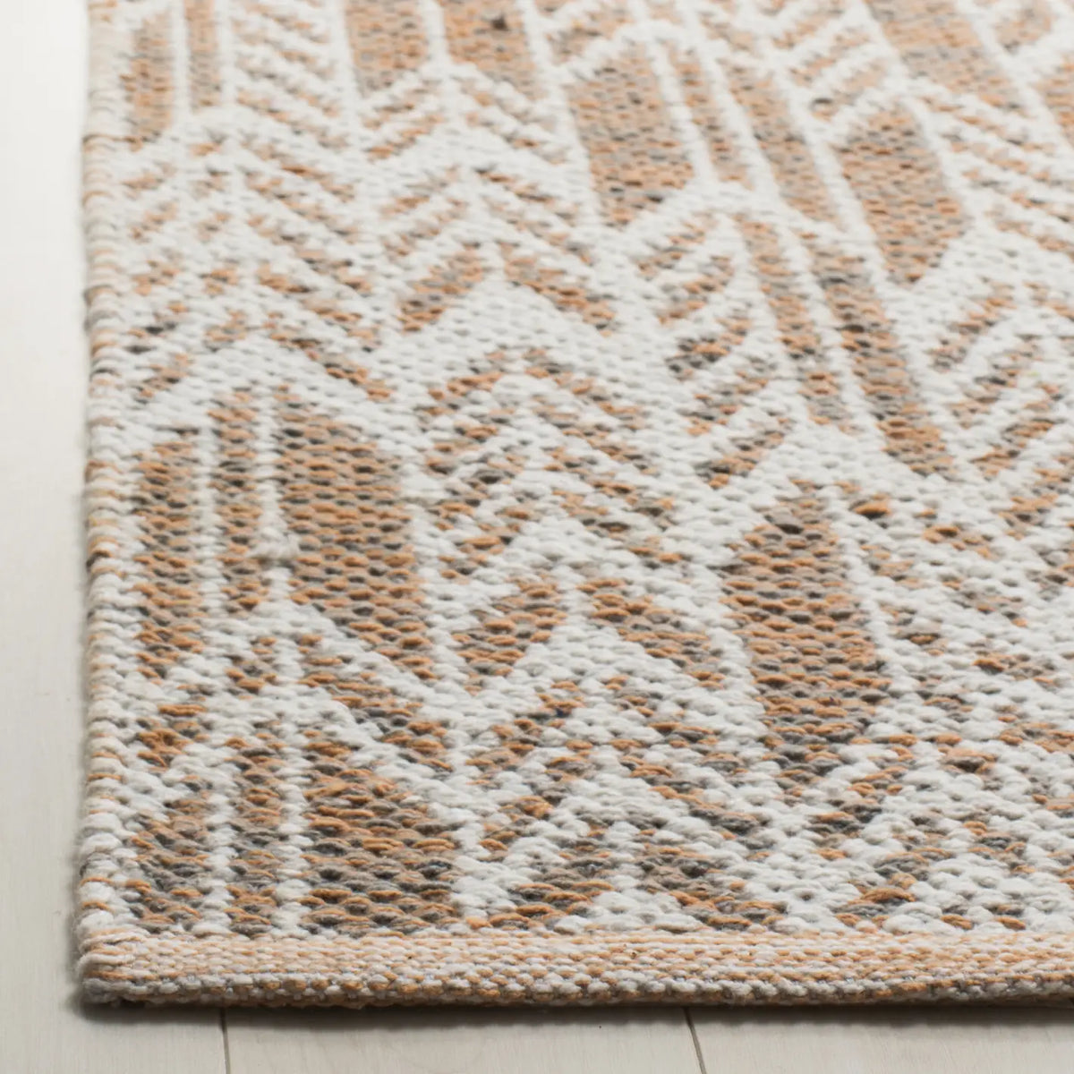 Safavieh Montauk 5'-0" x 8'-0" Rug in Orange / Ivory