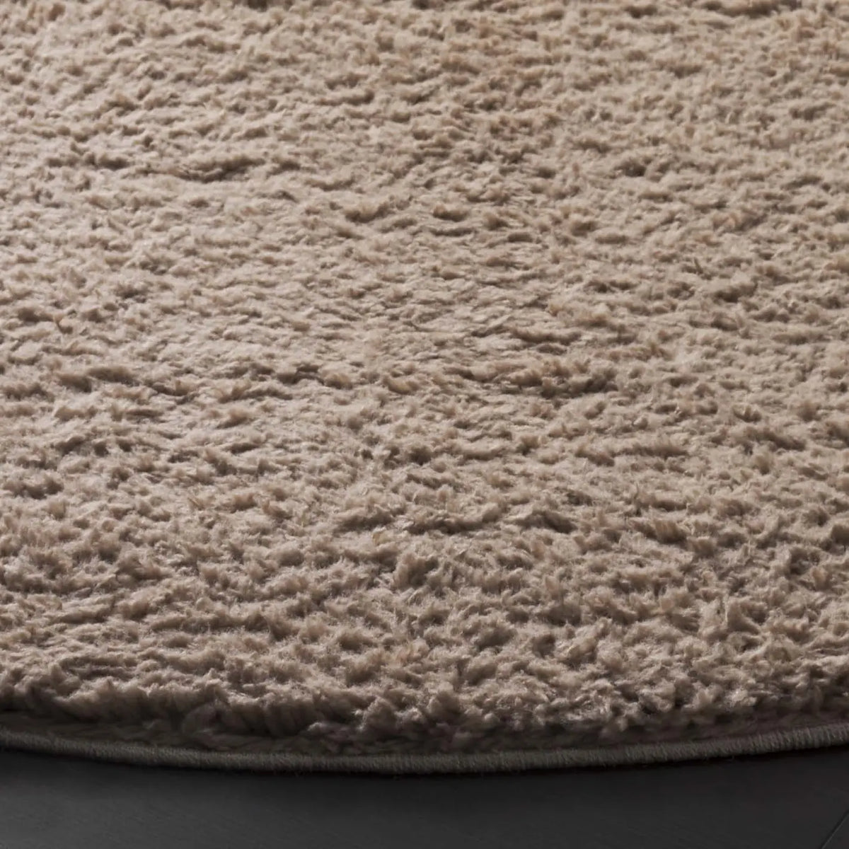 Safavieh Rumi Shag 6'-7" x 6'-7" Rug in Beige