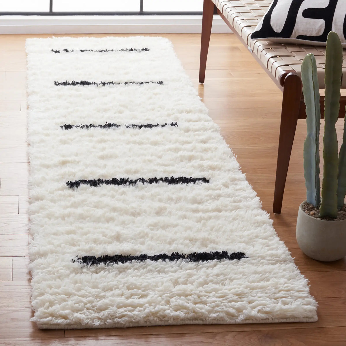 Safavieh Kenya 2'-3" x 8'-0" Rug in Ivory / Black