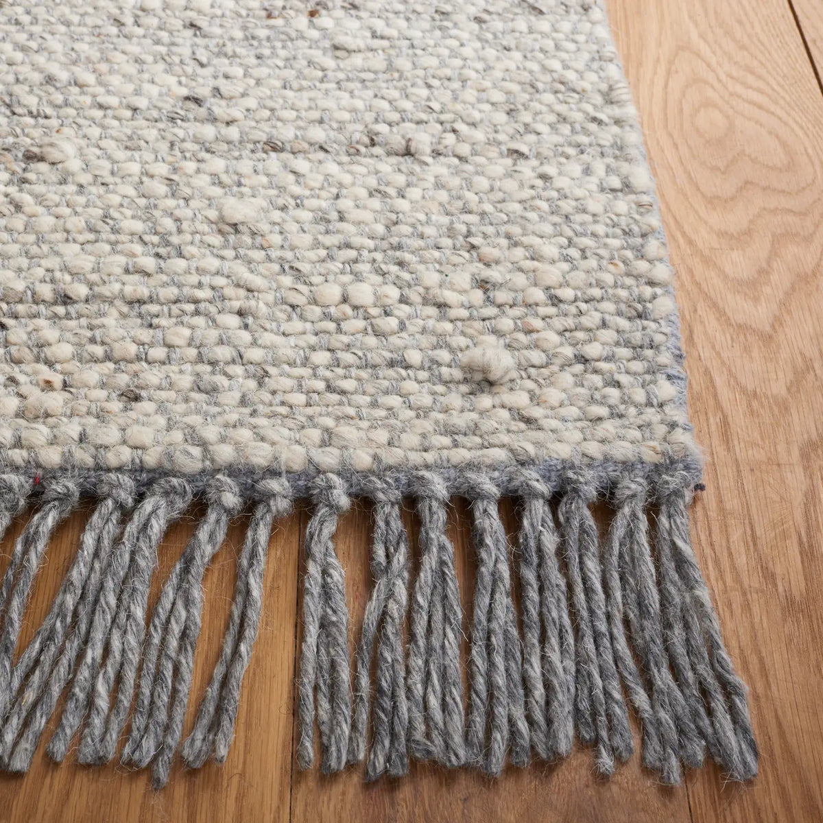 Safavieh Vermont 4'-0" x 6'-0" Rug in Ivory / Grey