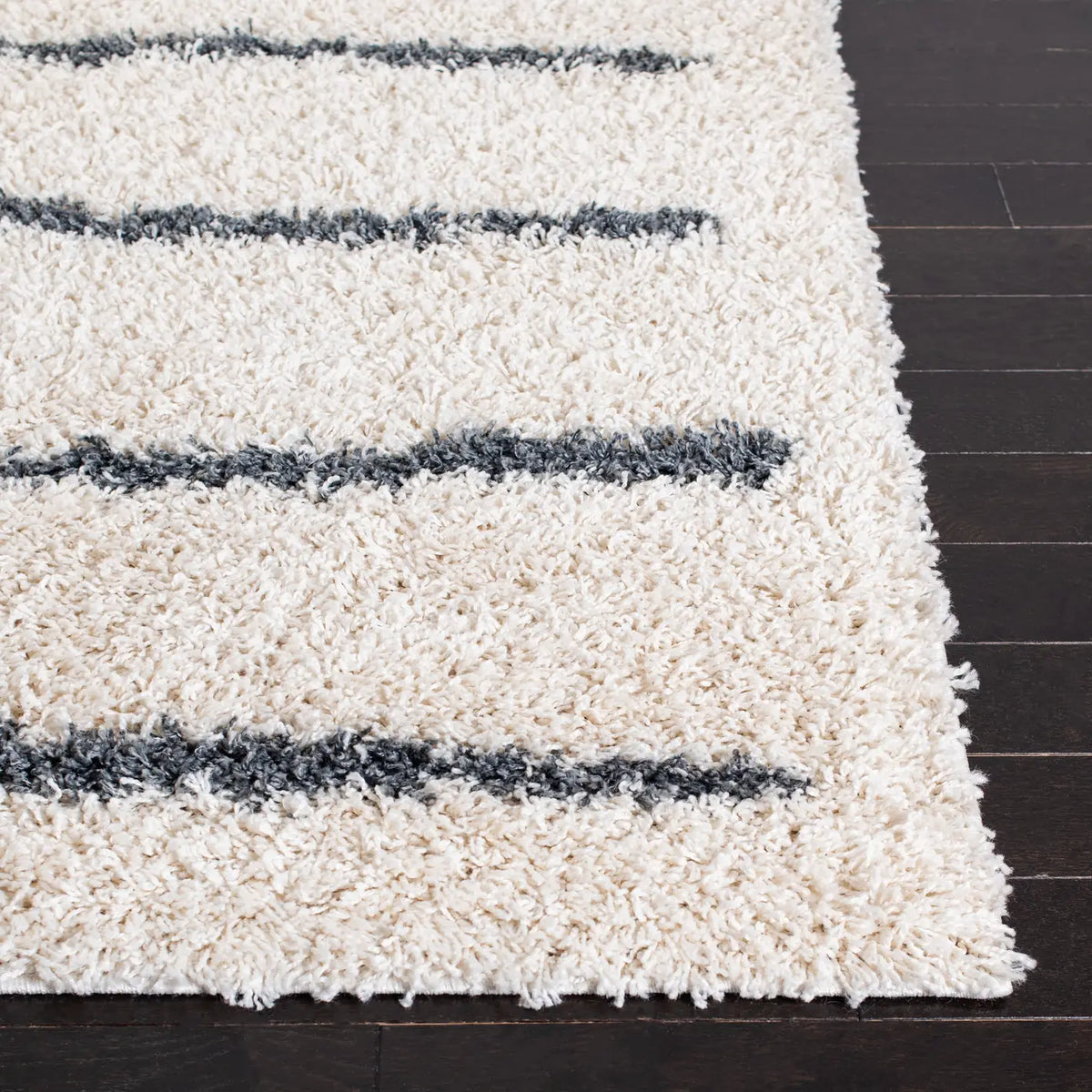 Safavieh Venus Shag 600 4'-0" x 6'-0" Rug in Ivory / Dark Grey