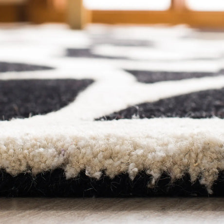 Safavieh Soho 6'-0" x 6'-0" Rug in Black / Multi