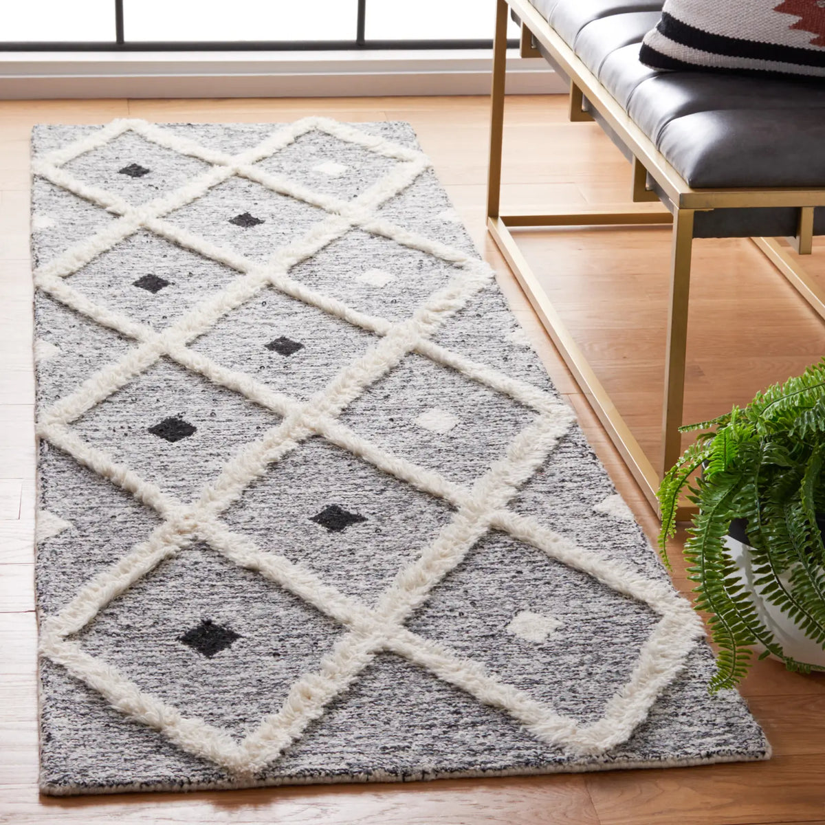 Safavieh Casablanca 2'-3" x 8'-0" Rug in Black / Ivory