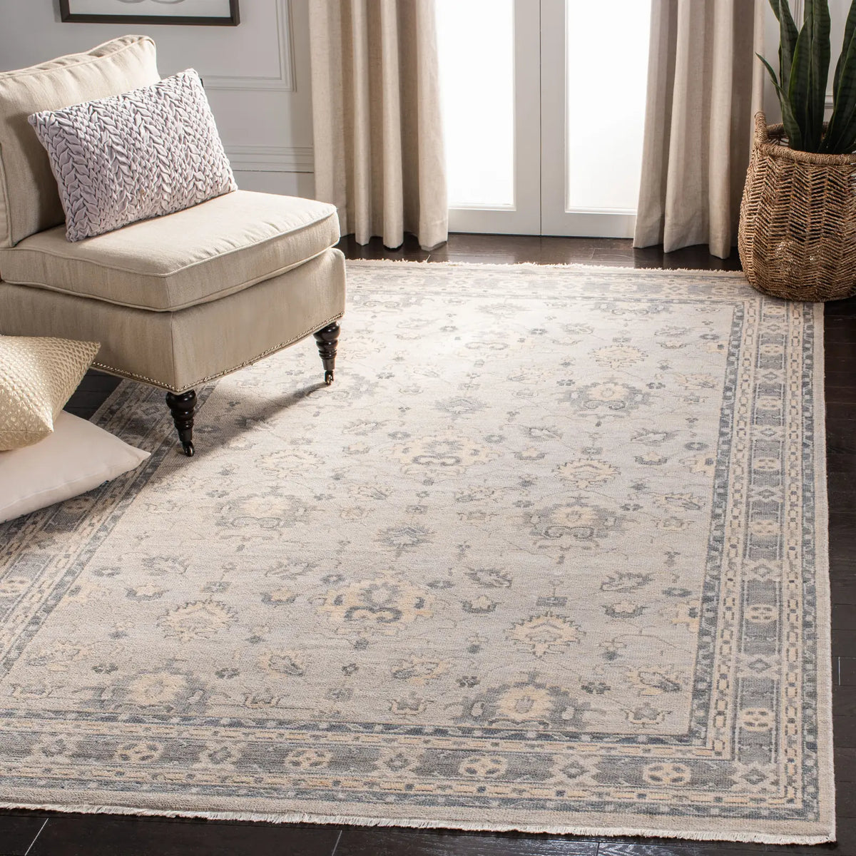 Safavieh Oushak 6'-0" x 9'-0" Rug in Silver