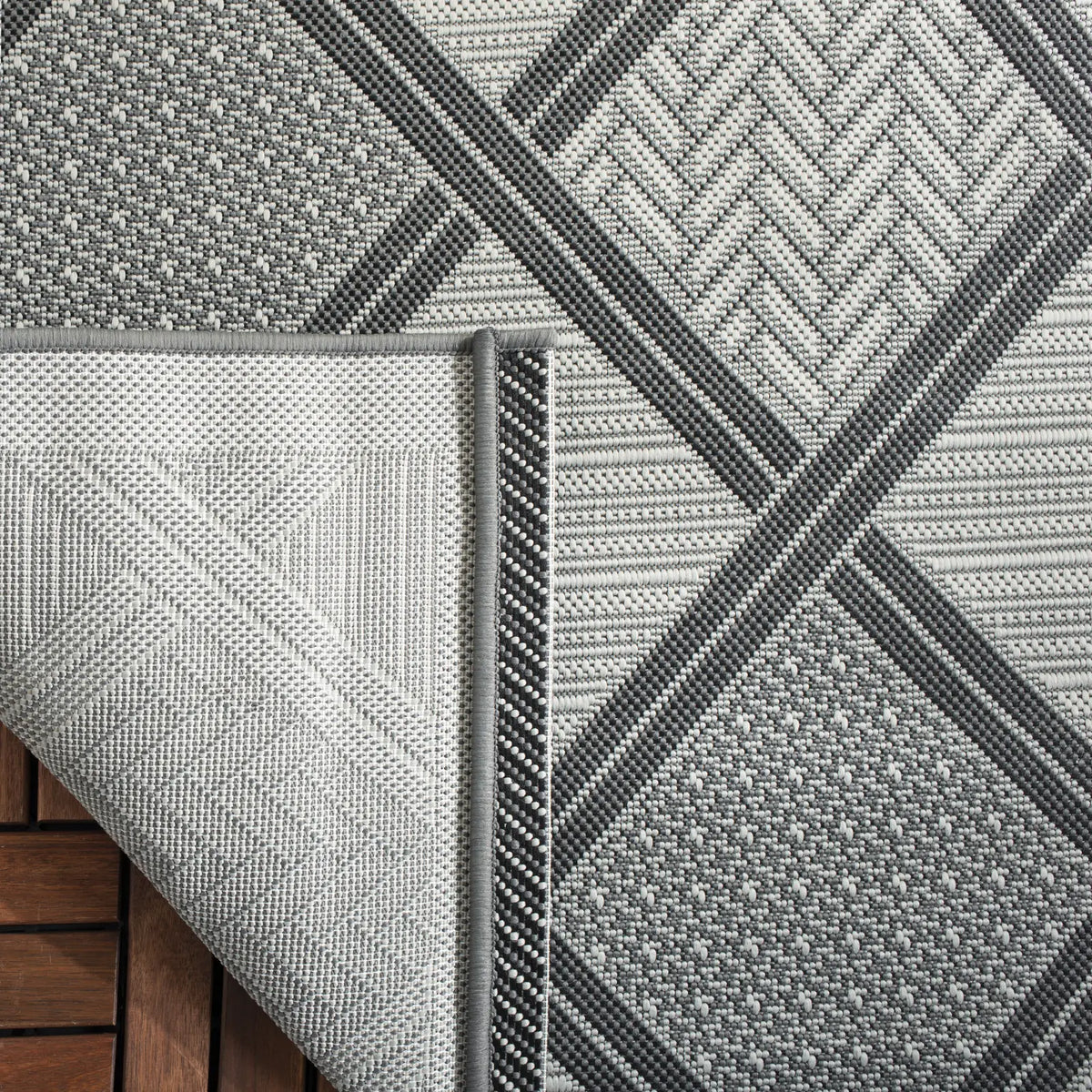 Safavieh Courtyard 4'-0" x 5'-7" Rug in Anthracite / Light Grey