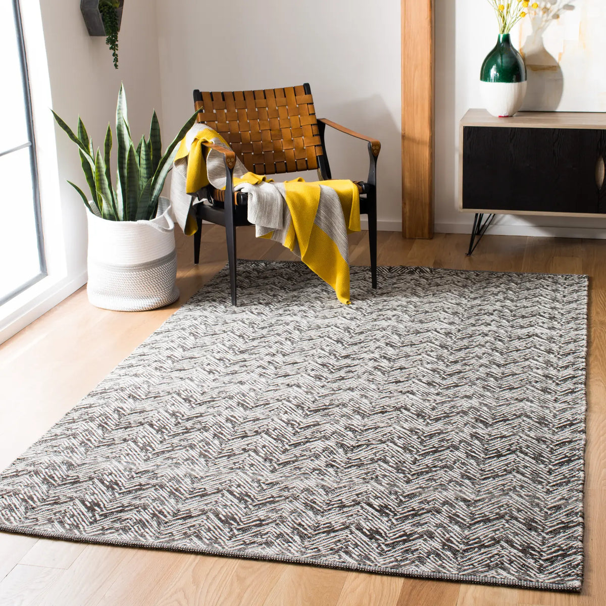 Safavieh Kilim 5'-0" x 8'-0" Rug in Brown / Charcoal