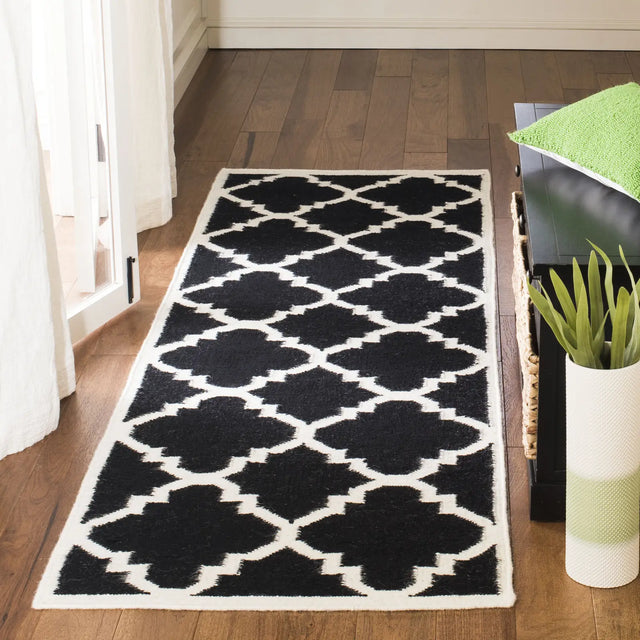 Safavieh Dhurries 2'-6" x 12'-0" Rug in Black / Ivory