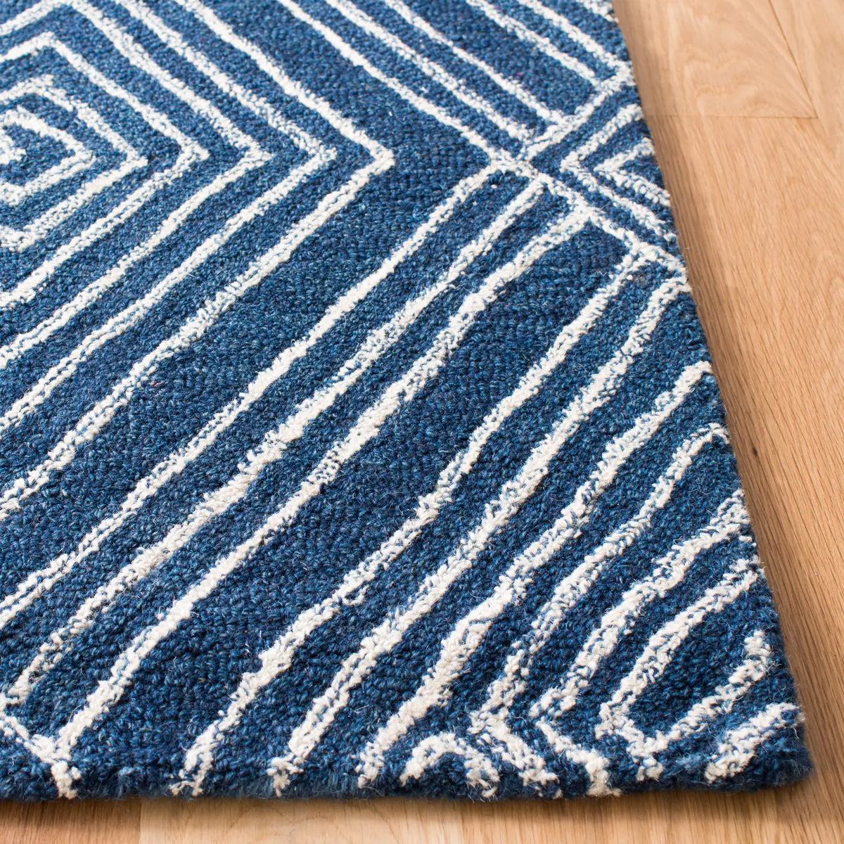 Safavieh Micro-Loop 5'-0" x 8'-0" Rug in Navy / Ivory