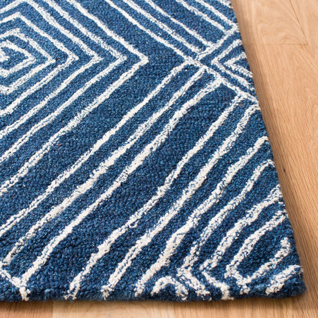 Safavieh Micro-Loop 5'-0" x 8'-0" Rug in Navy / Ivory