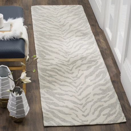 Safavieh Marbella 2'-3" x 6'-0" Rug in Light Grey / Ivory