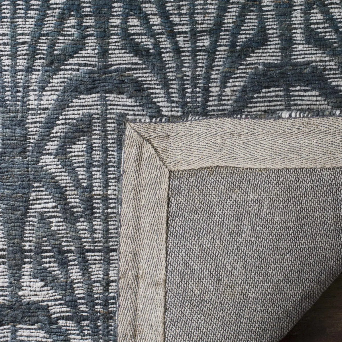 Safavieh Cape Cod 4'-0" x 6'-0" Rug in Slate / Ivory
