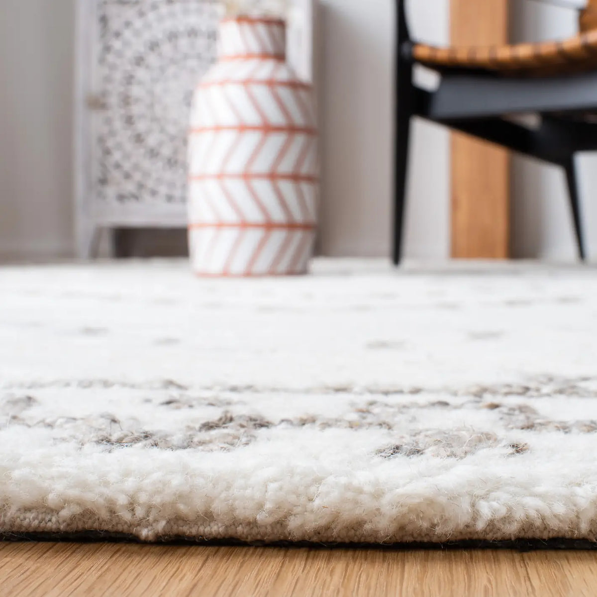 Safavieh Casablanca 4'-0" x 6'-0" Rug in Ivory / Taupe