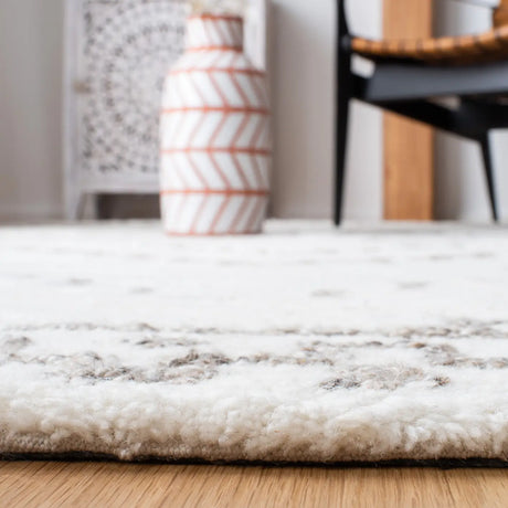 Safavieh Casablanca 4'-0" x 6'-0" Rug in Ivory / Taupe