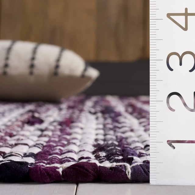 Safavieh Montauk 4'-0" x 6'-0" Rug in Wine / Ivory