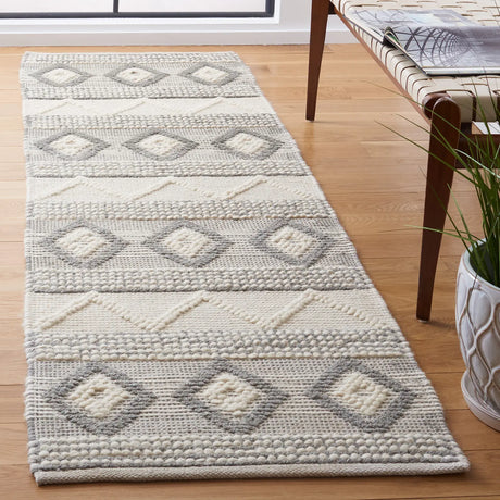 Safavieh Natura 2'-3" x 8'-0" Rug in Ivory / Grey