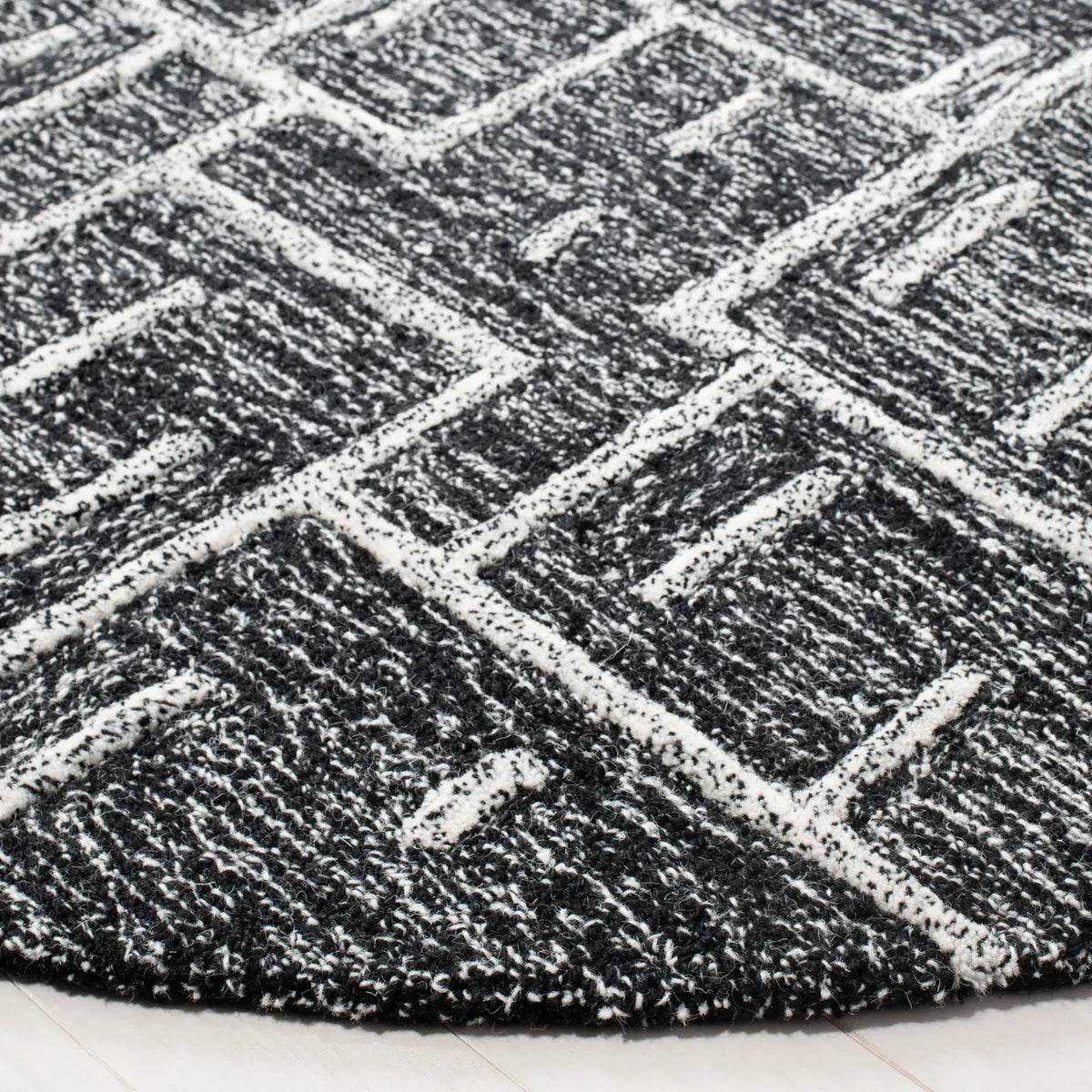 Safavieh Cambridge 6'-0" x 6'-0" Rug in Black / Ivory