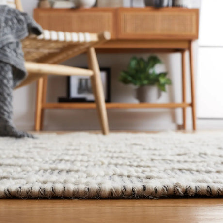 Safavieh Vermont 4'-0" x 6'-0" Rug in Grey / Ivory