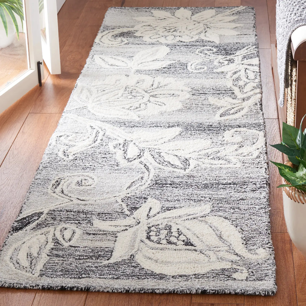 Safavieh Jardin 2'-3" x 8'-0" Rug in Black / Ivory