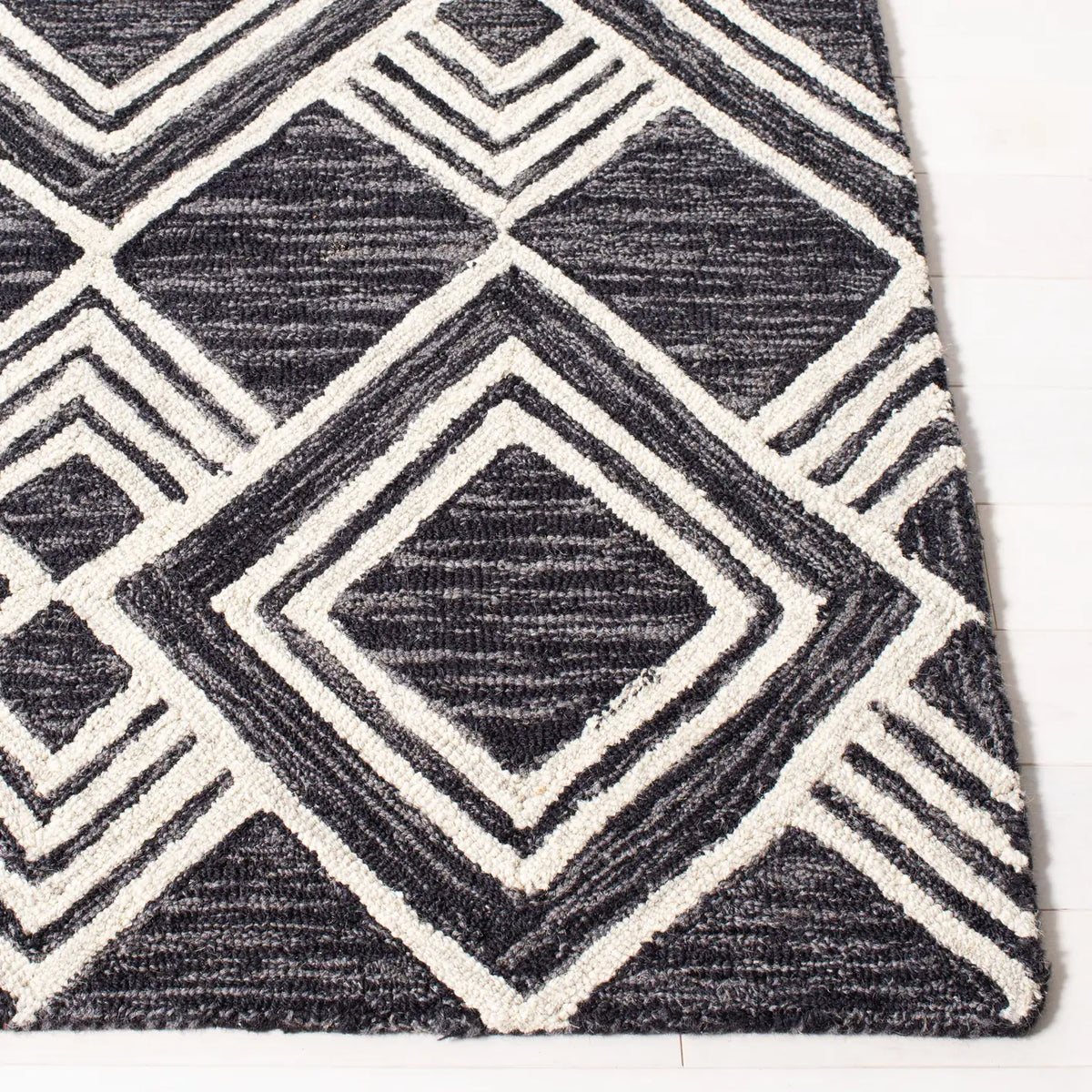Safavieh Micro-Loop 5'-0" x 8'-0" Rug in Charcoal / Ivory