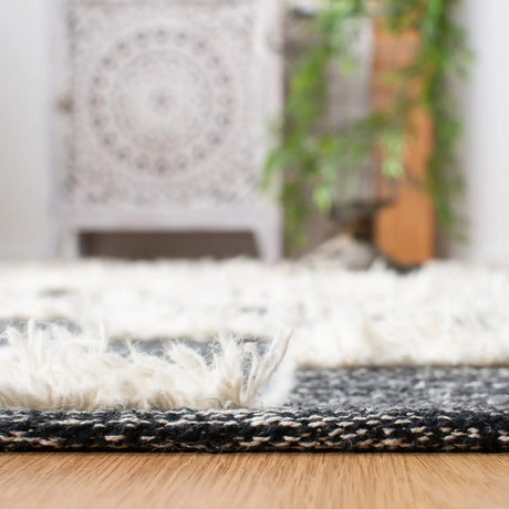 Safavieh Striped Kilim 4'-0" x 6'-0" Rug in Black / Ivory