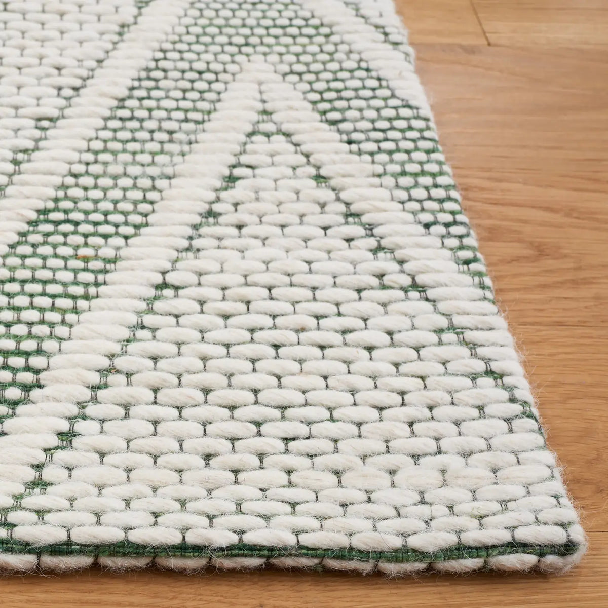 Safavieh Marbella 4'-0" x 6'-0" Rug in Green / Ivory