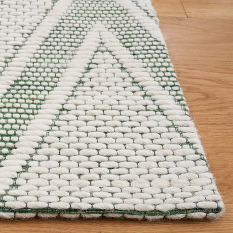 Safavieh Marbella 4'-0" x 6'-0" Rug in Green / Ivory