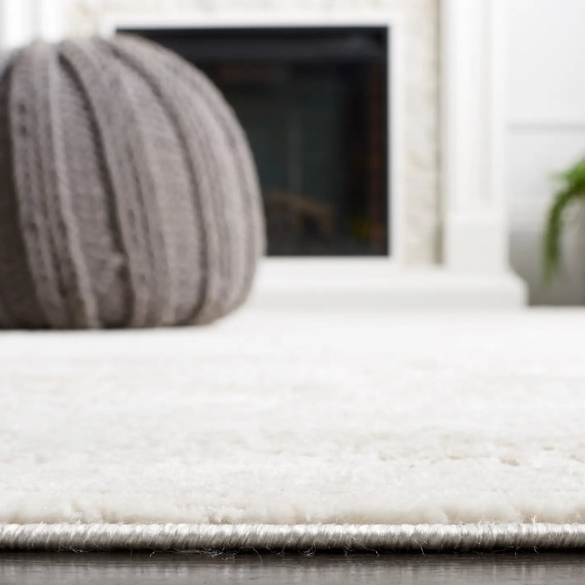 Safavieh Hanna 4'-0" x 6'-0" Rug in Ivory Grey / Beige