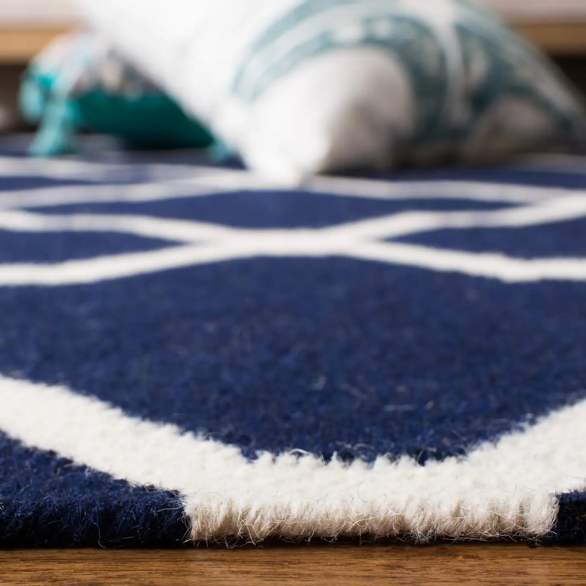 Safavieh Dhurries 4'-0" x 6'-0" Rug in Navy / Ivory