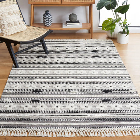 Safavieh Natura 4'-0" x 6'-0" Rug in Black / Ivory