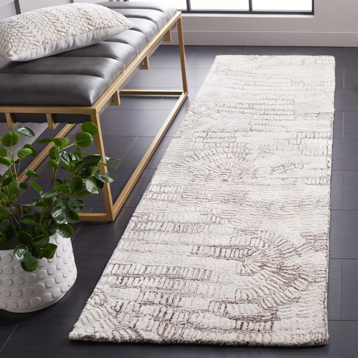 Safavieh Glamour 2'-3" x 8'-0" Rug in Brown / Ivory