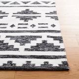 Safavieh Kilim 4'-0" x 6'-0" Rug in Black / Ivory