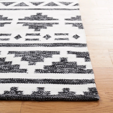 Safavieh Kilim 4'-0" x 6'-0" Rug in Black / Ivory