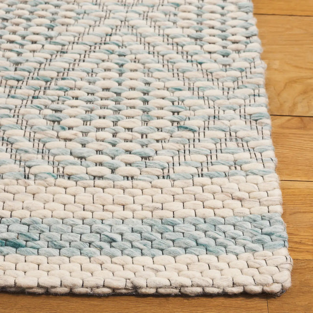 Safavieh Marbella 4'-0" x 6'-0" Rug in Aqua / Ivory