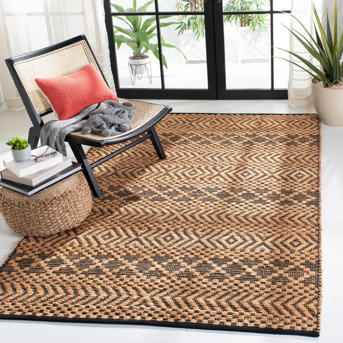 Safavieh Kilim 4'-0" x 6'-0" Rug in Natural / Black