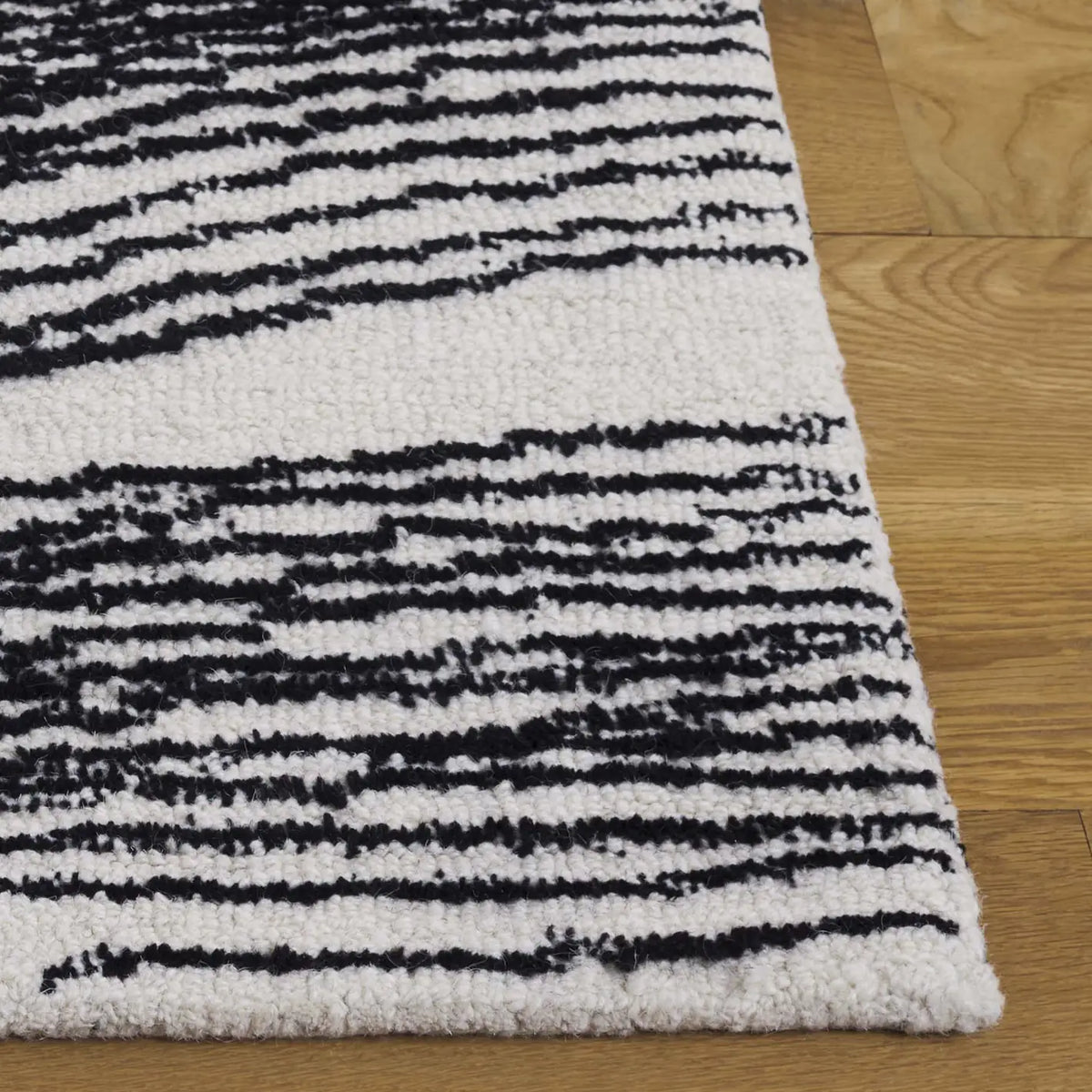 Safavieh Metro 4'-0" x 6'-0" Rug in Ivory / Black