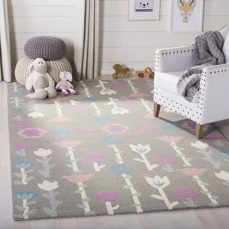 Safavieh Safavieh Kids 5'-0" x 8'-0" Rug in Grey / Pink